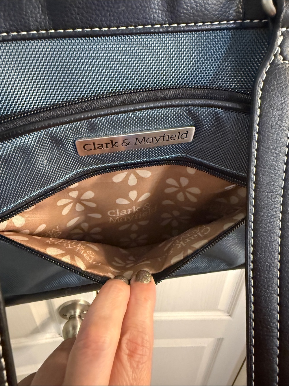 Elegant Laptop Shoulder Bag - spacious for any professional on the go - Picture 9 of 16